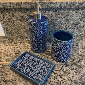 THRESHOLD Blue Geometric Bathroom Set